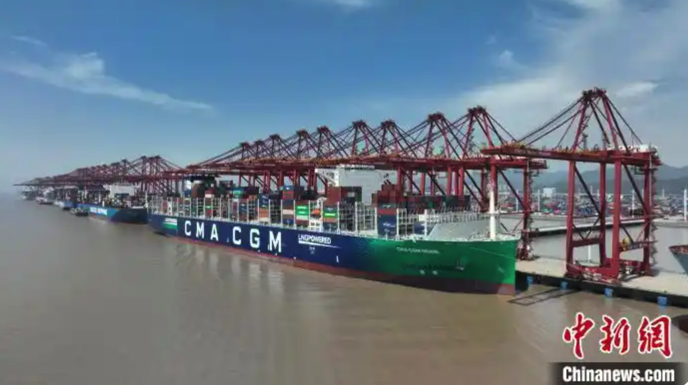 世界最大LNG双燃料动力集装箱船首靠宁波舟山港